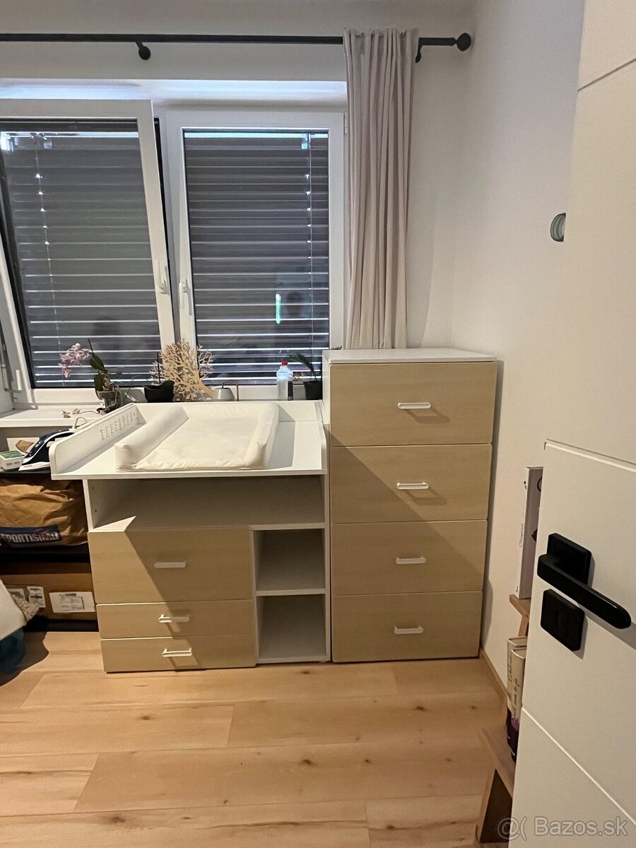 Prebalovaci pult Ikea+skrinka so suflikmi.