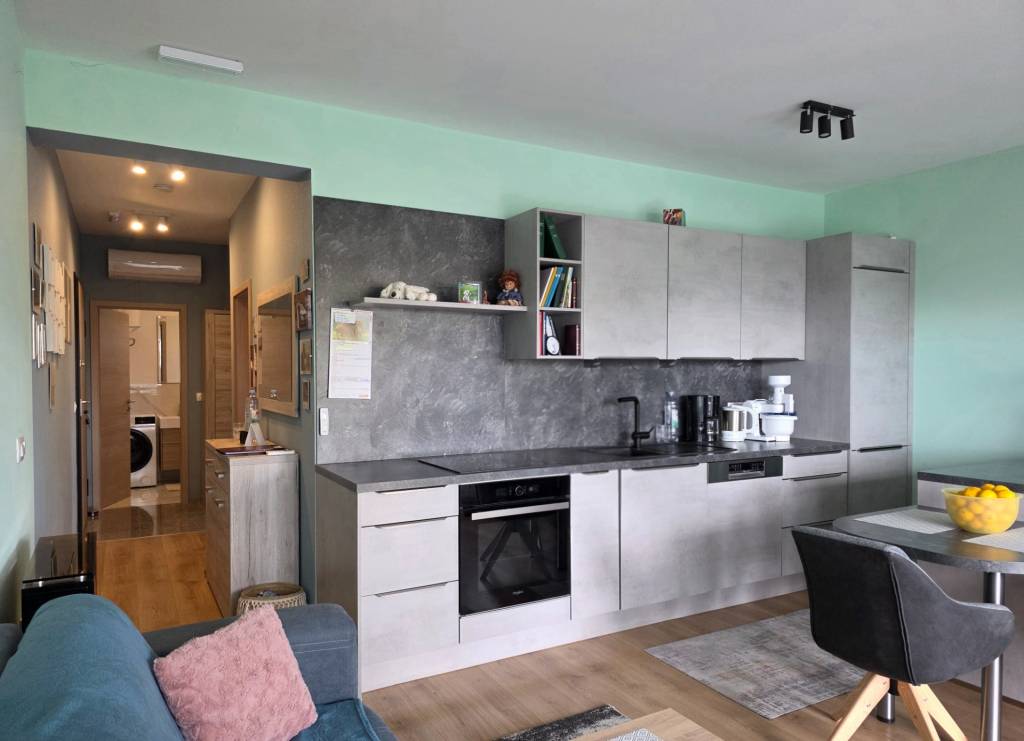 CHORVÁTSKO - 3 izbový apartmán v novostavbe 140 m od mora- V