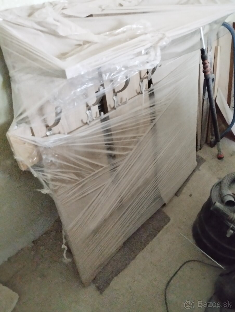 predamá vešiak so zrkadlom do chodby