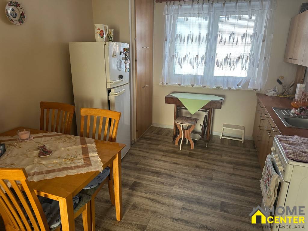 PREDAJ : 2 izbový tehlový byt s balkónom, E.B.Lukáča, Komárn