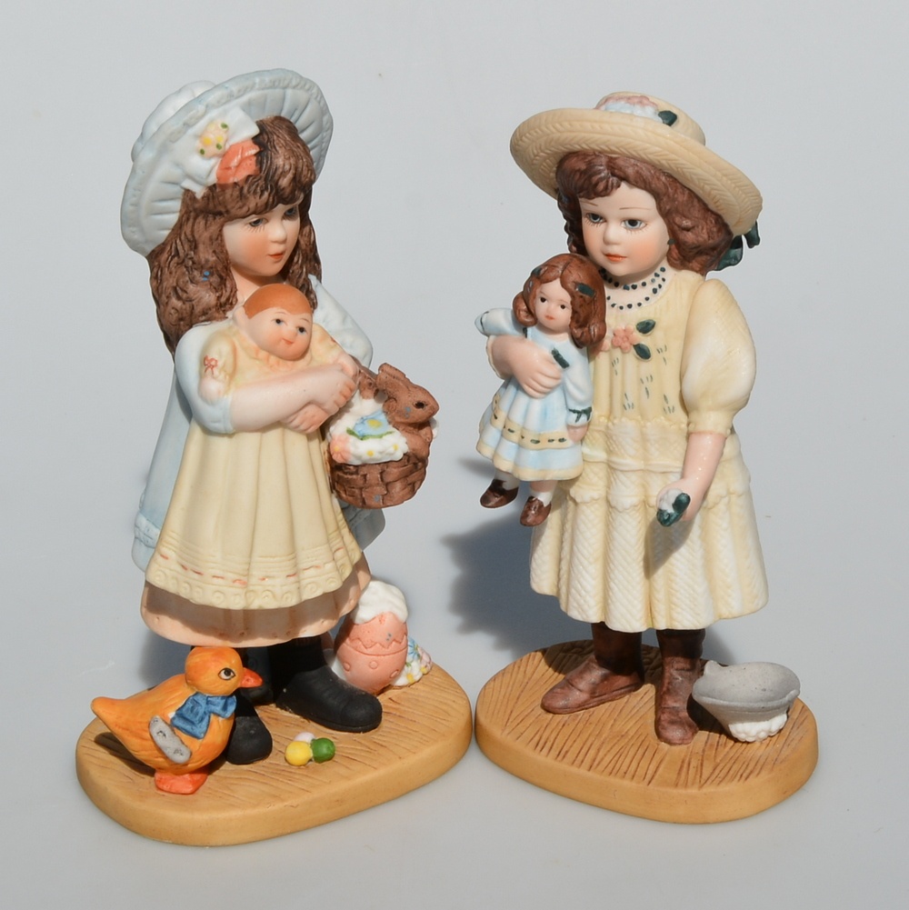 2 roztomilé porcelánové sošky z r 1982- Dievčatká s bábikami