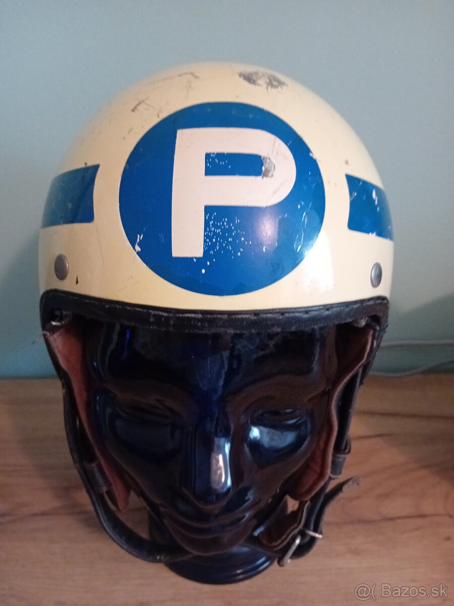 Staré retro prilby