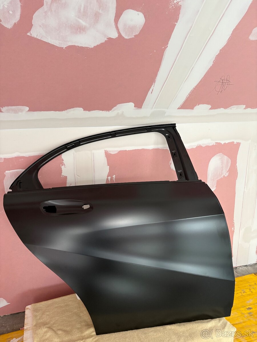 Mercedes-Benz A180 – Pravé zadné dvere + príslušenstvo