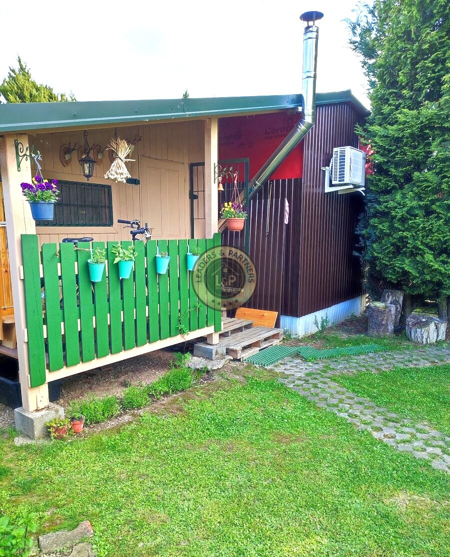 Na predaj záhrada s obytnou chatkou v Seredi