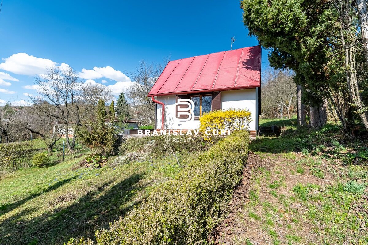 NA PREDAJ CHATA S VEĽKÝM POZEMKOM - KAVEČANY