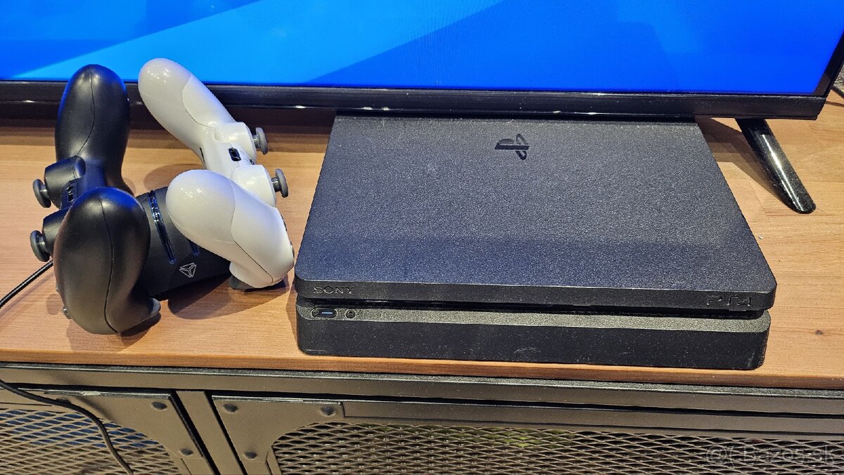 PS 4 slim 500gb + 2 ovládače + nabíjacia stanica
