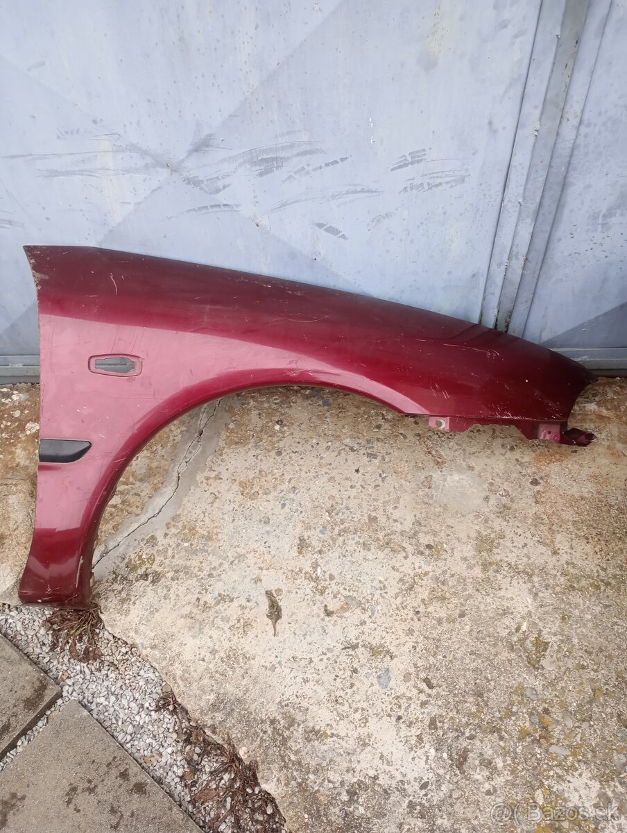 Mitsubishi Carisma predny blatník