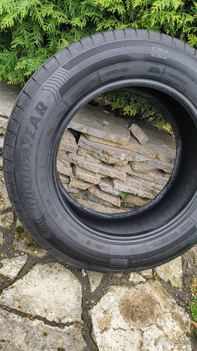 Goodyear Efficientgrip Performance 215/65 R17