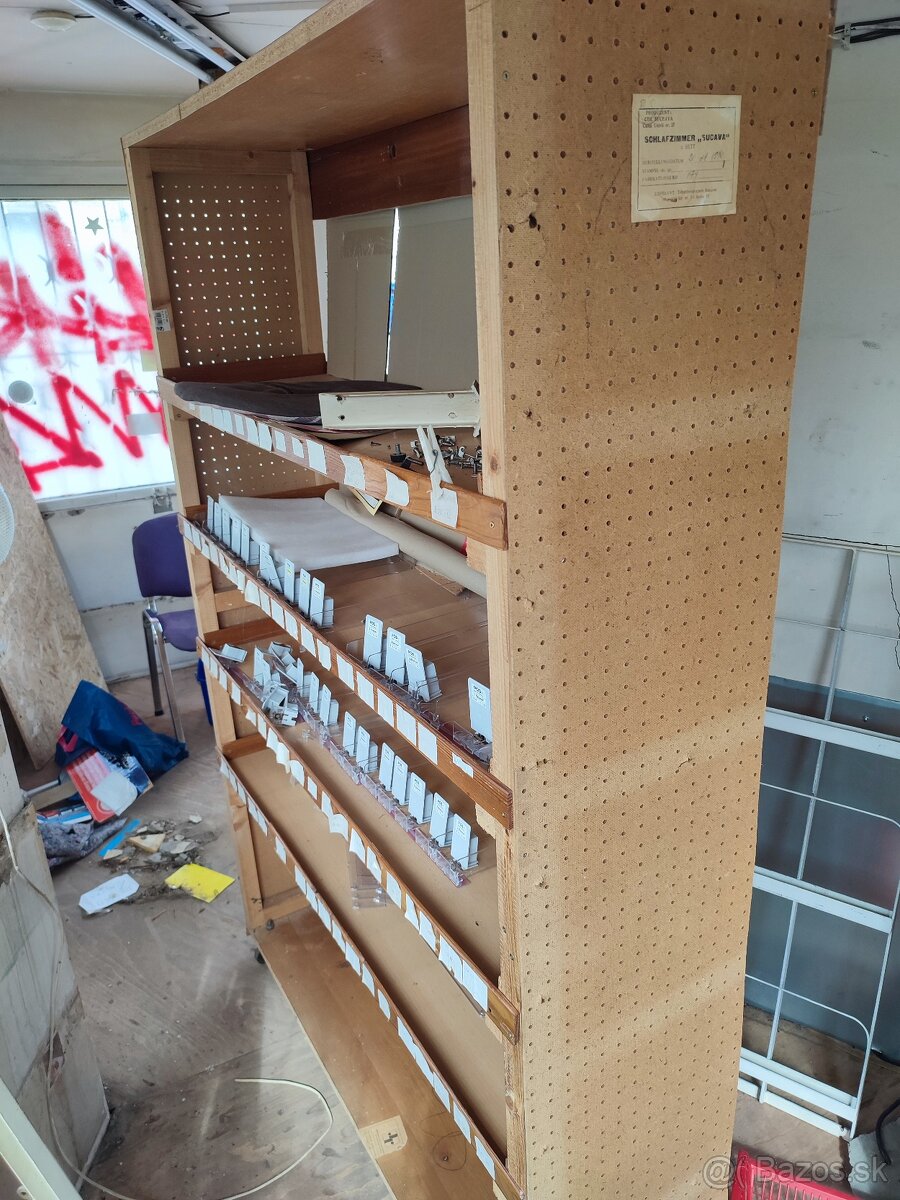 Regál drevený na kolieskach v dobrom stave
