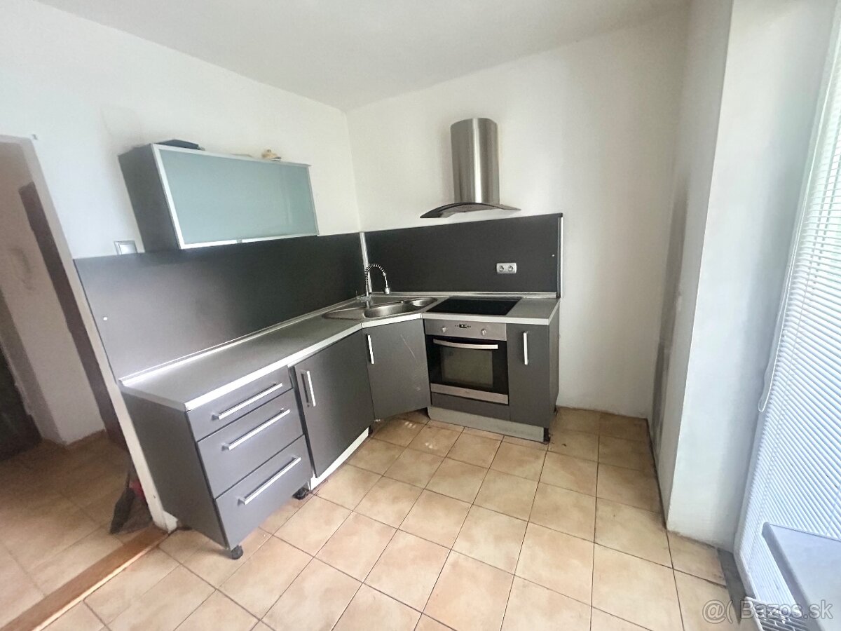Na predaj 1 izbový byt s veľkou loggiou, Dubnica n/V