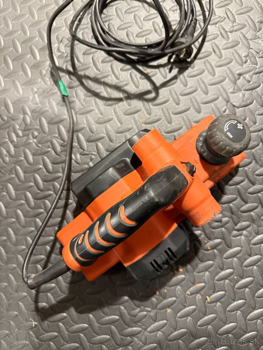 Black+Decker Elektrický hoblík KW750