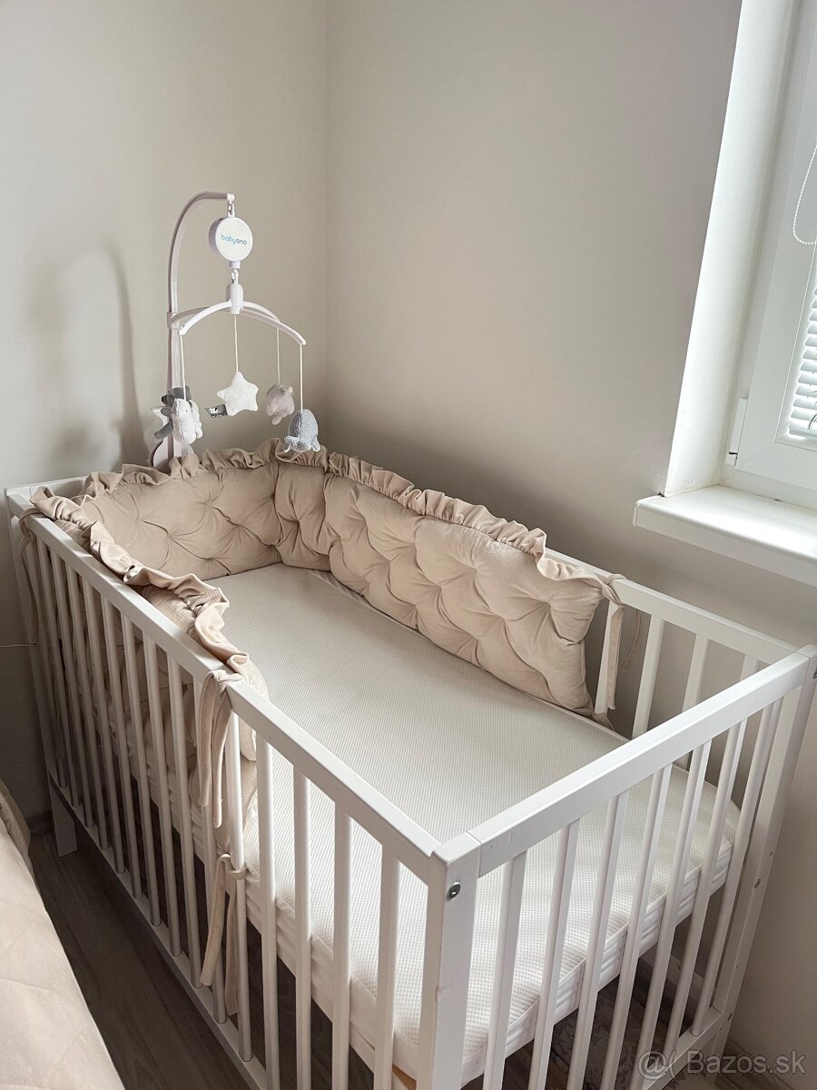 Detská postieľka s matracom, mantinelom a kolotočom + bonus