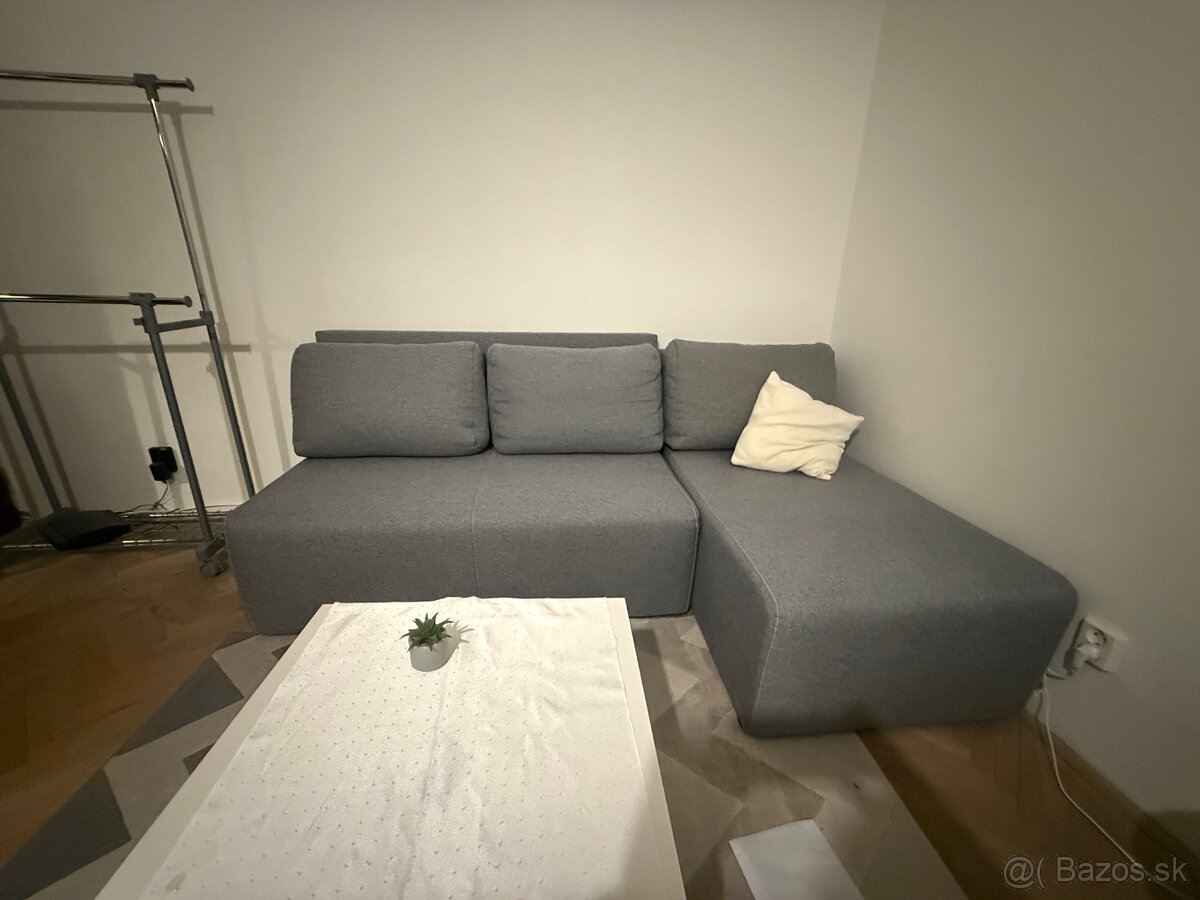 Rozkladacie pohovka v sivej farbe