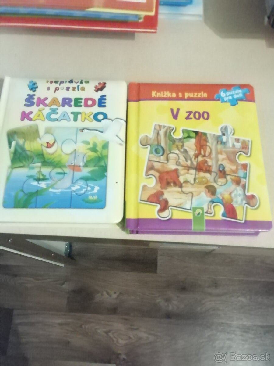 Kniha a pazzl v knihe.