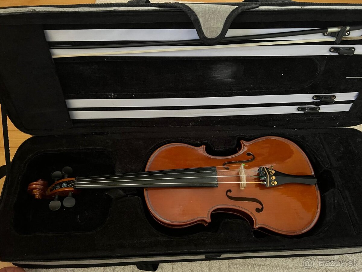 Predám celé 4/4 husle s púzdrom.