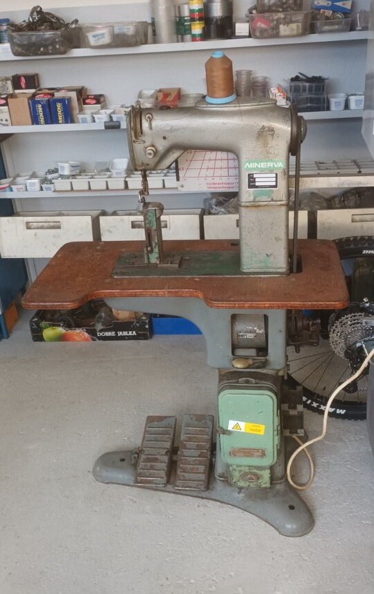 Obuvnícky šijací stroj