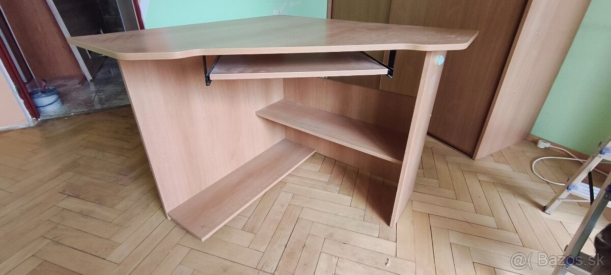Predám lacno rohový písací stolík
