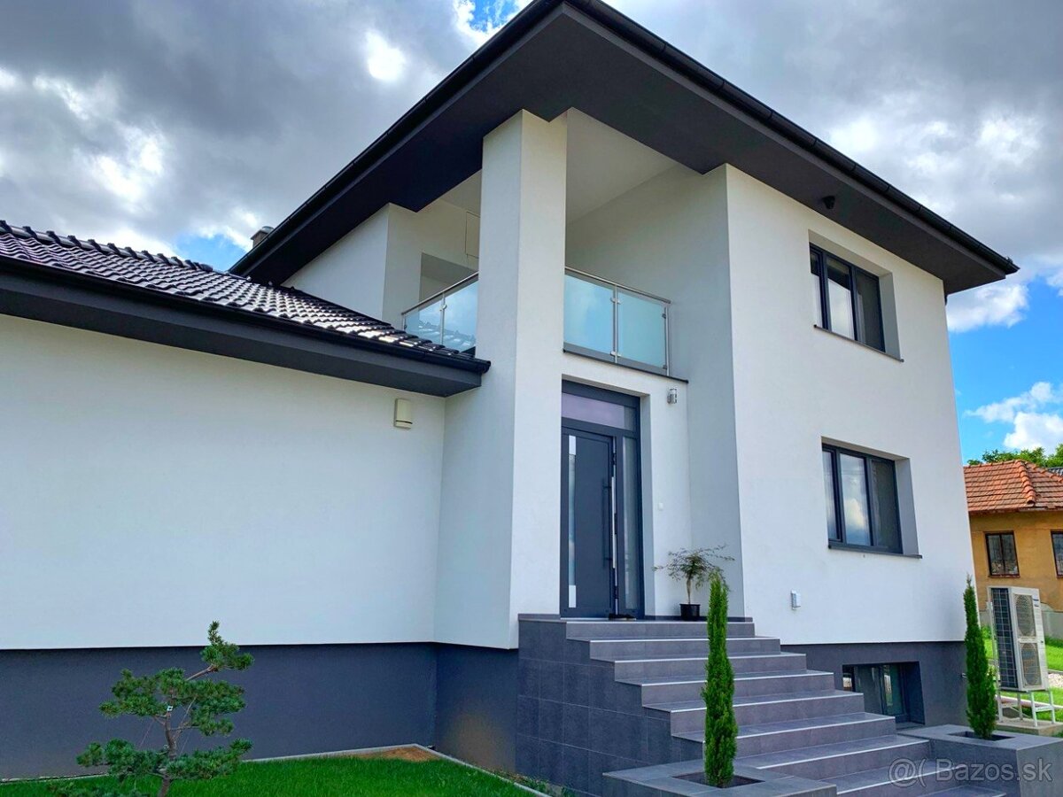 VRÁBLE - rodinný dom s pozemkom 2000 m2