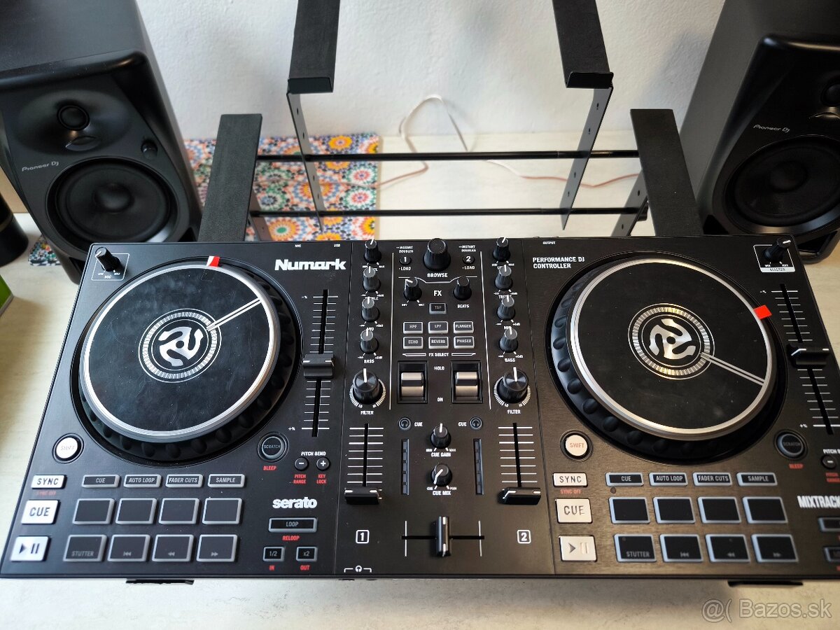 Numark Mixtrack Pro FX + stojan