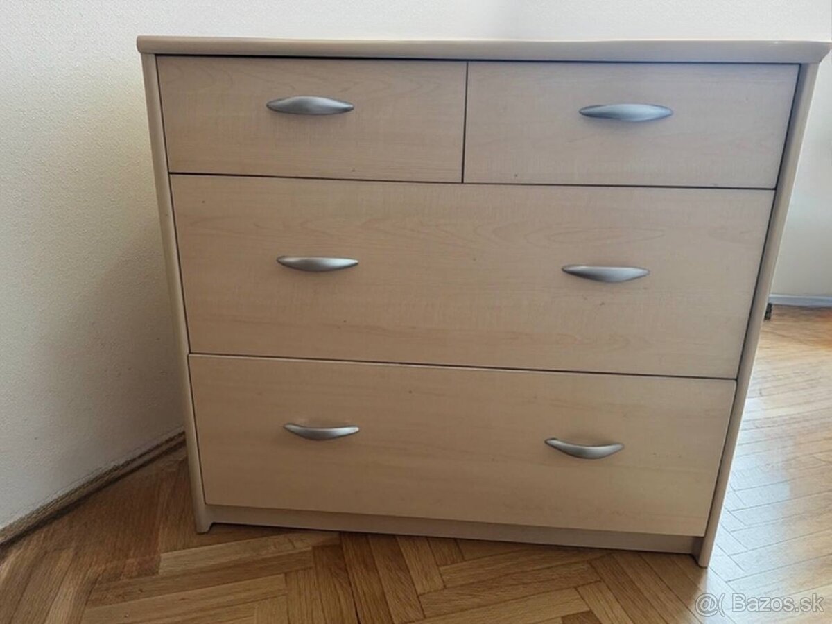 Drevená komoda so šuflíkmi