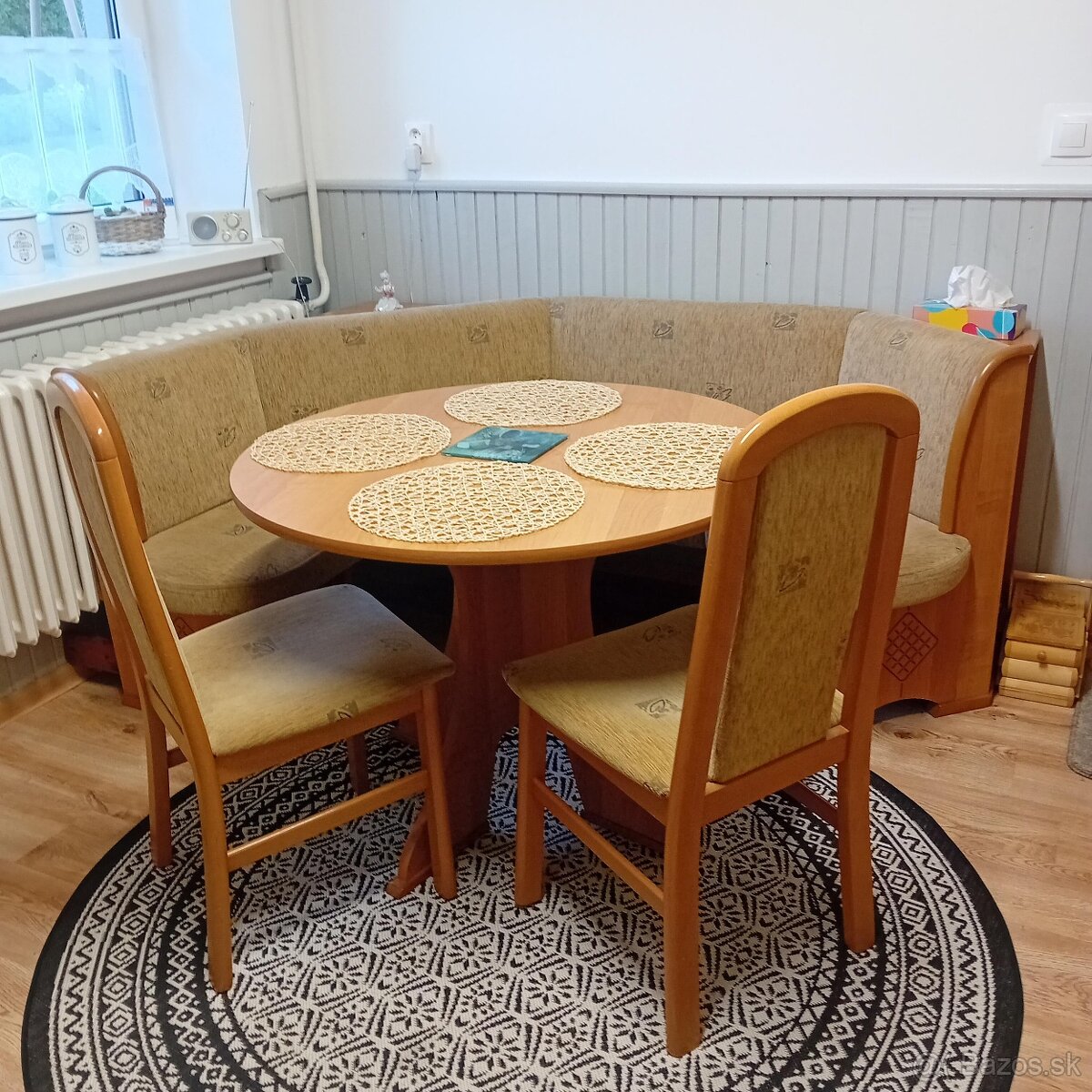 Rohová lavica, okrúhly stôl a 2 ks stoličky