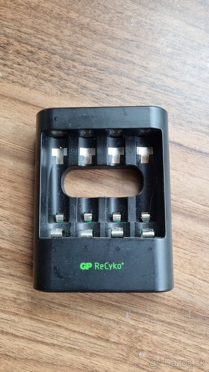 rychlo nabijacka AA AAA NiMH baterii GP ReCyko U421