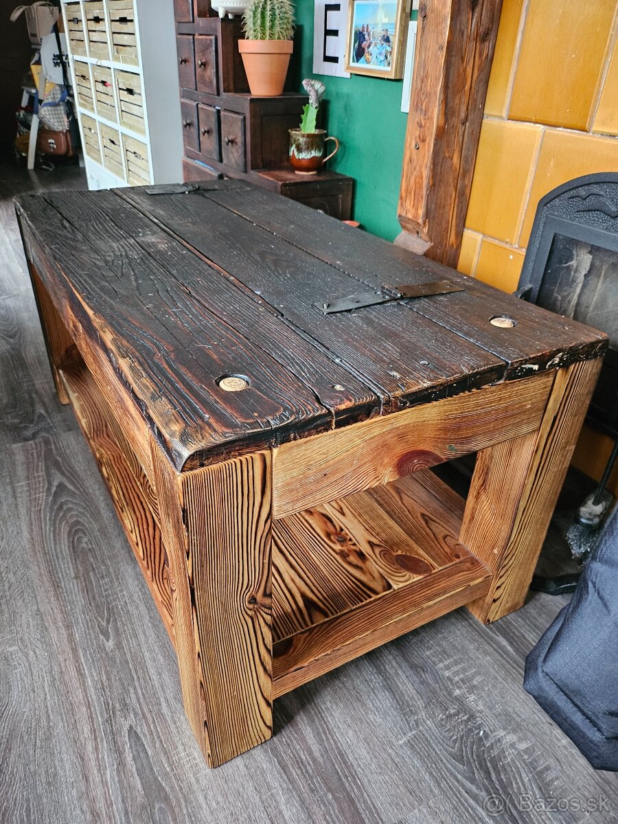 Predám vintage masívny stolík