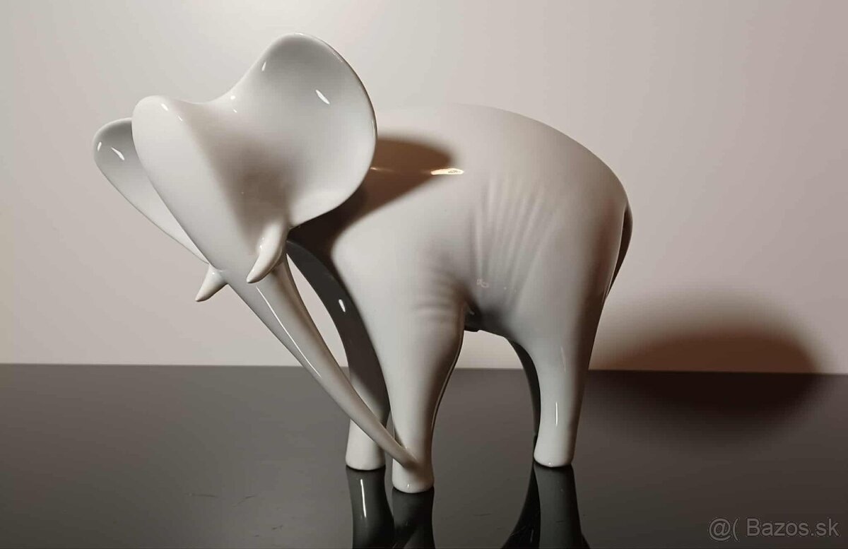 RESERVE.Zberateľská porcelánová soška Royal Dux v top stave