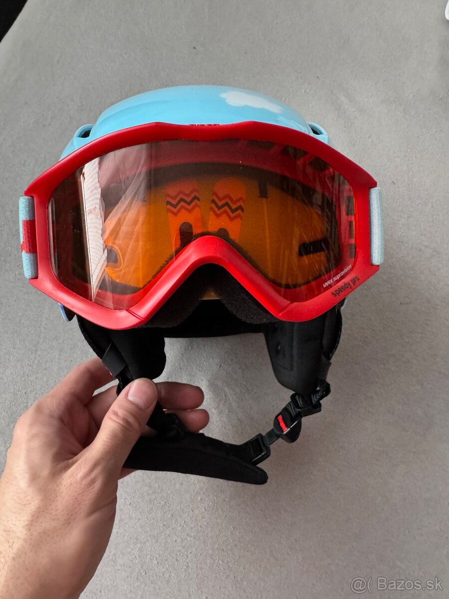 Detská lyžiarska prilba s okuliarmi