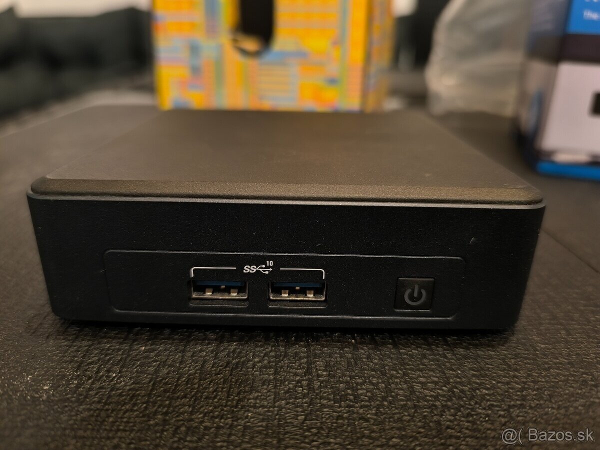Intel NUC 11TNKi3