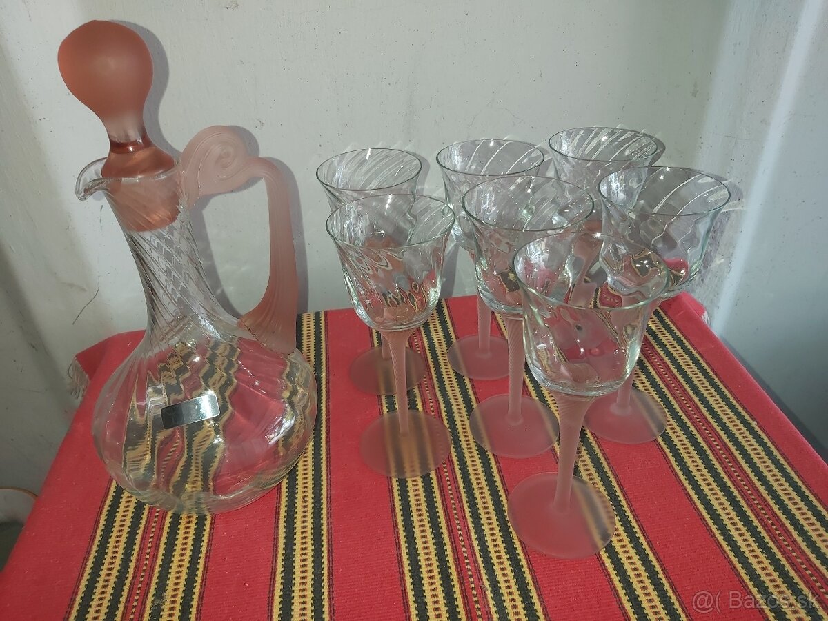 Sklo, starožitnosť, vázy, karafa, poháre