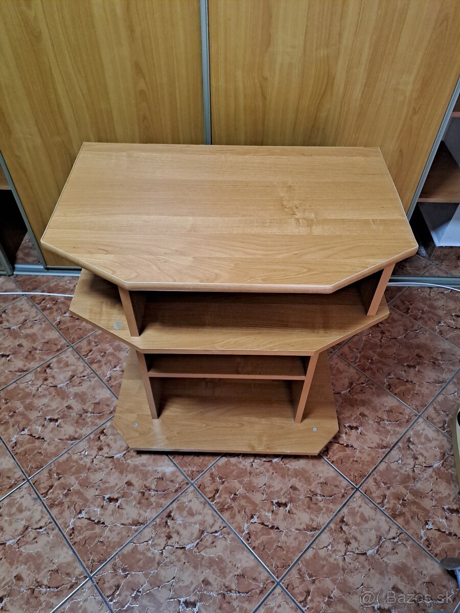 Stolík pod televizor