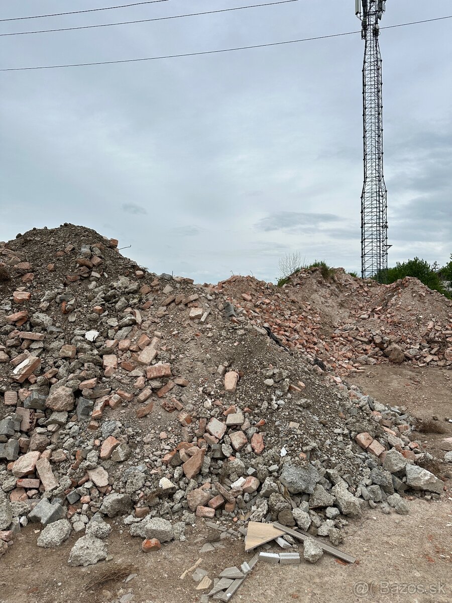 Zasypový materiál - tehla s betonom