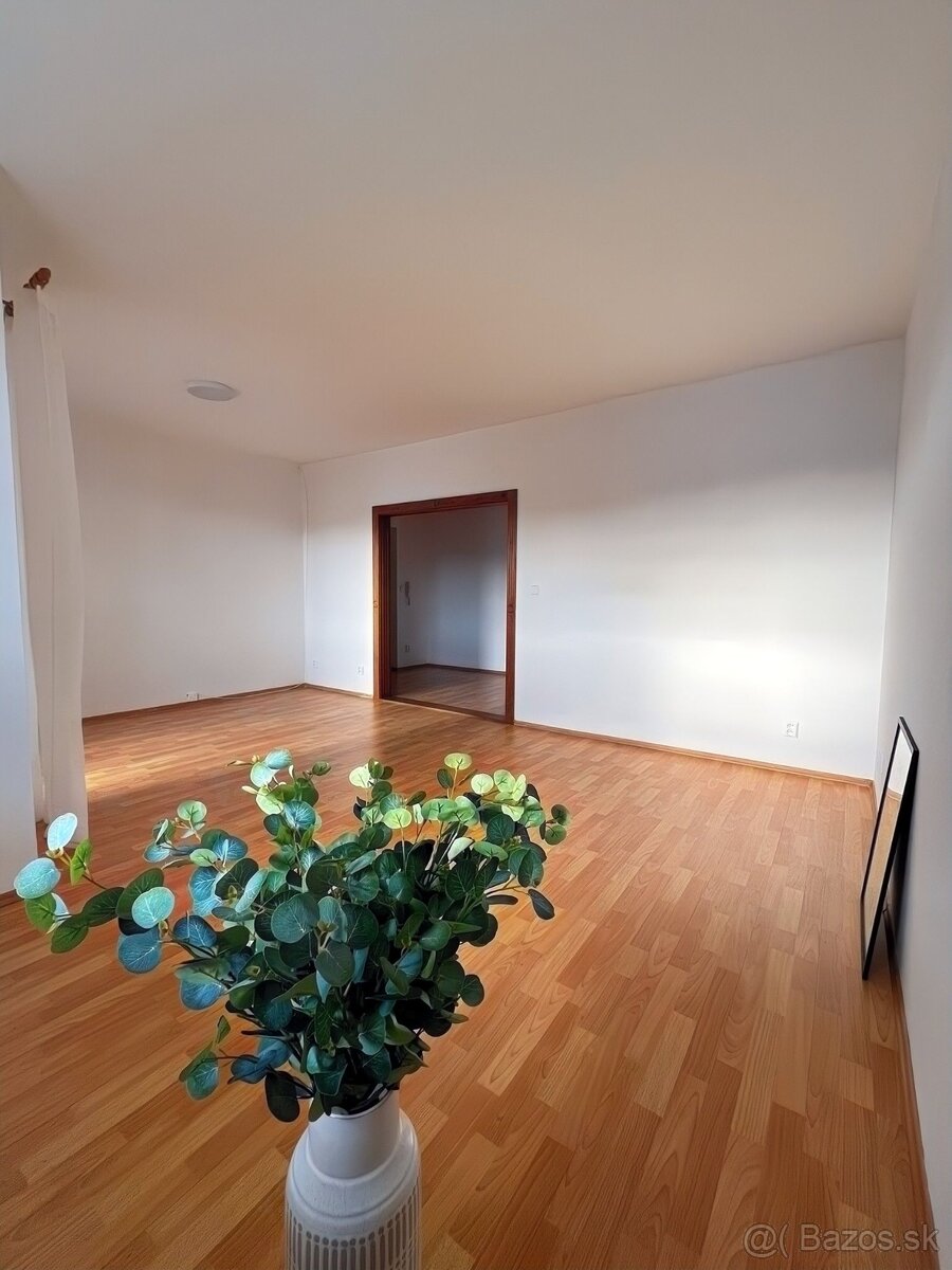 Nadčasový 3 izbový byt s výhľadmi a 2 balkónmi