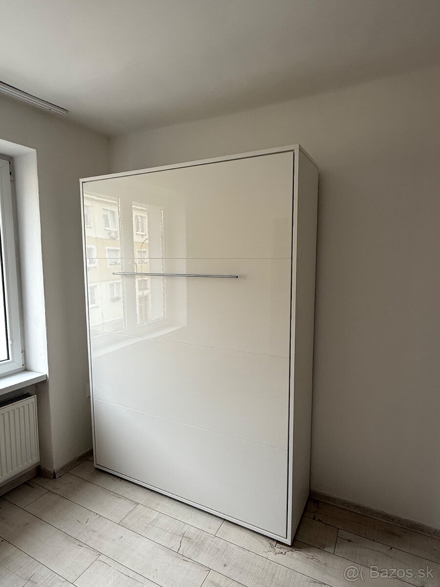 🛏️ Výklopná posteľ do steny (skriňová) – biela, lesklá