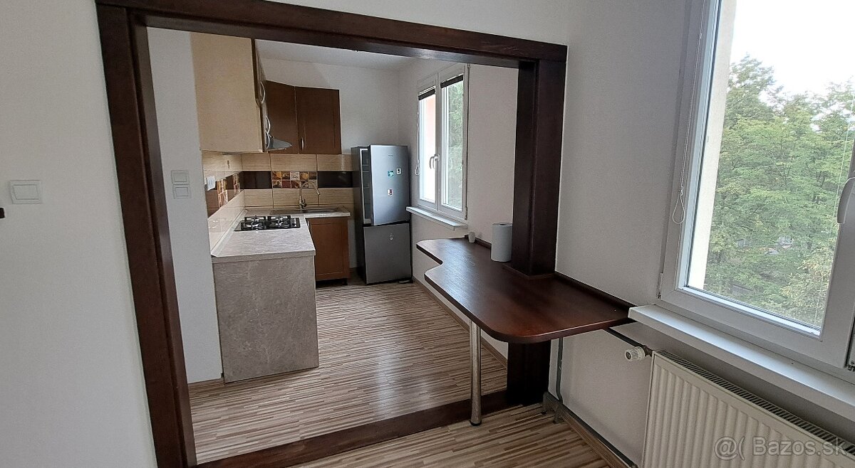 Dvojizbový byt s lodžiou blízko mesta