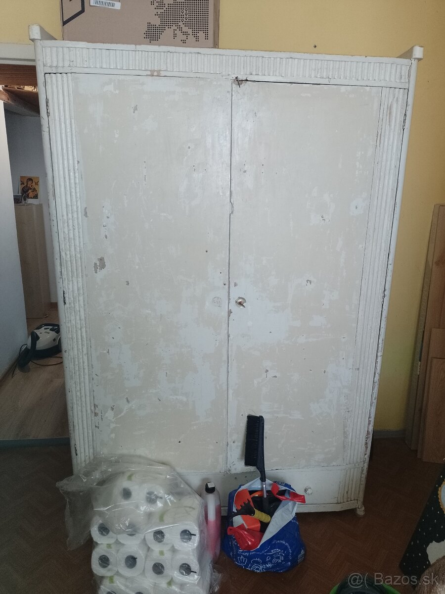 Predám krásnu bielú skriňu r.v. cca 1925