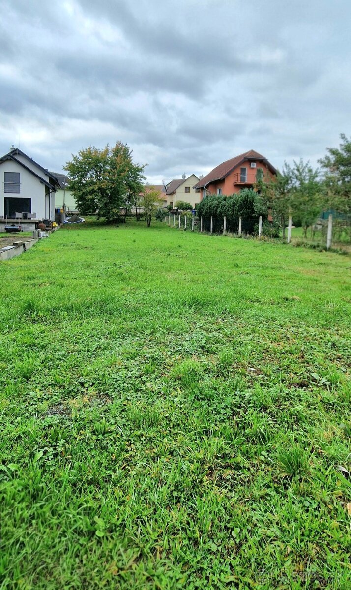 POZEMOK-obec Fintice,okr.Prešov,833 m2,rovinatý, stavebný.