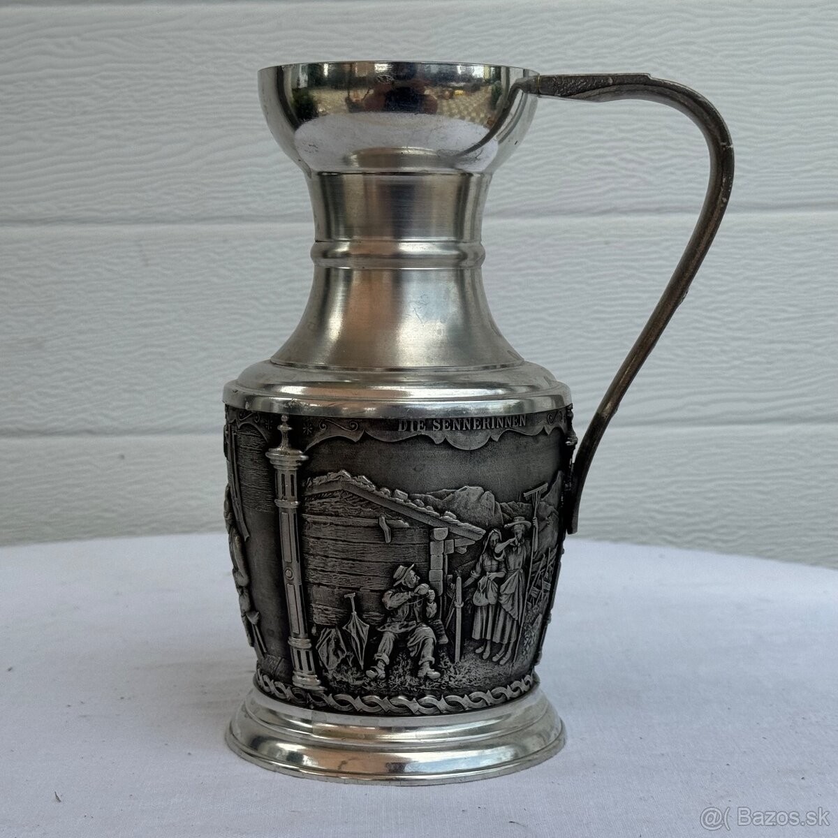Pěkný cínový džbánek s vesnickými motivy