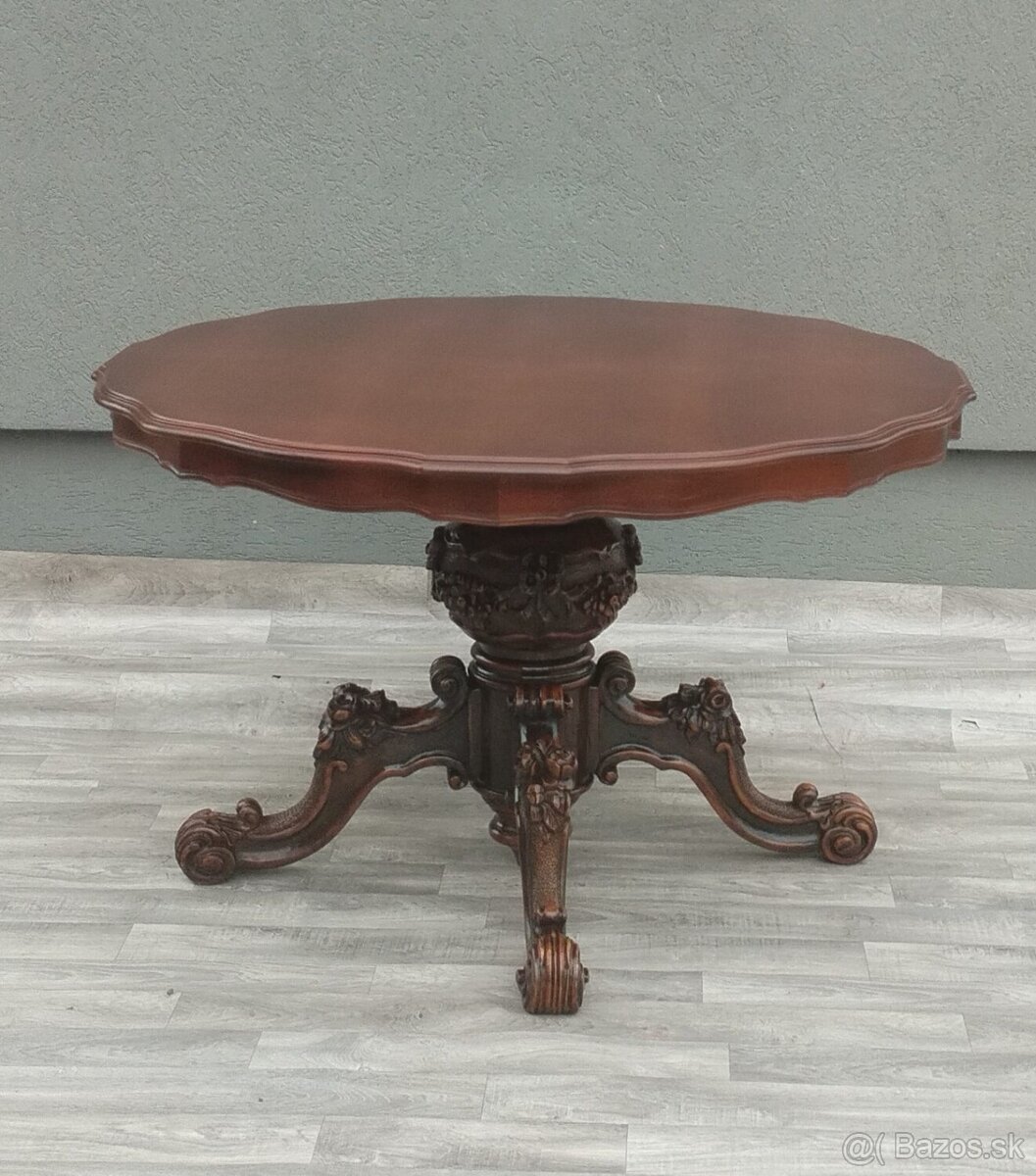 Stôl jedálensky neobarokový.