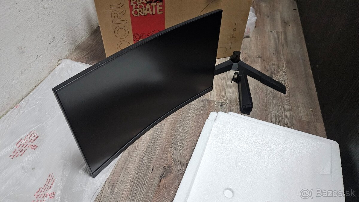 24 palcový zahnutý LCD monitor