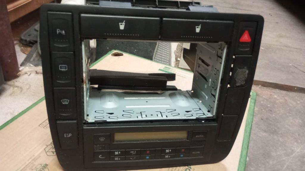 Predam stredovu konzolu na radio Seat Alhambra