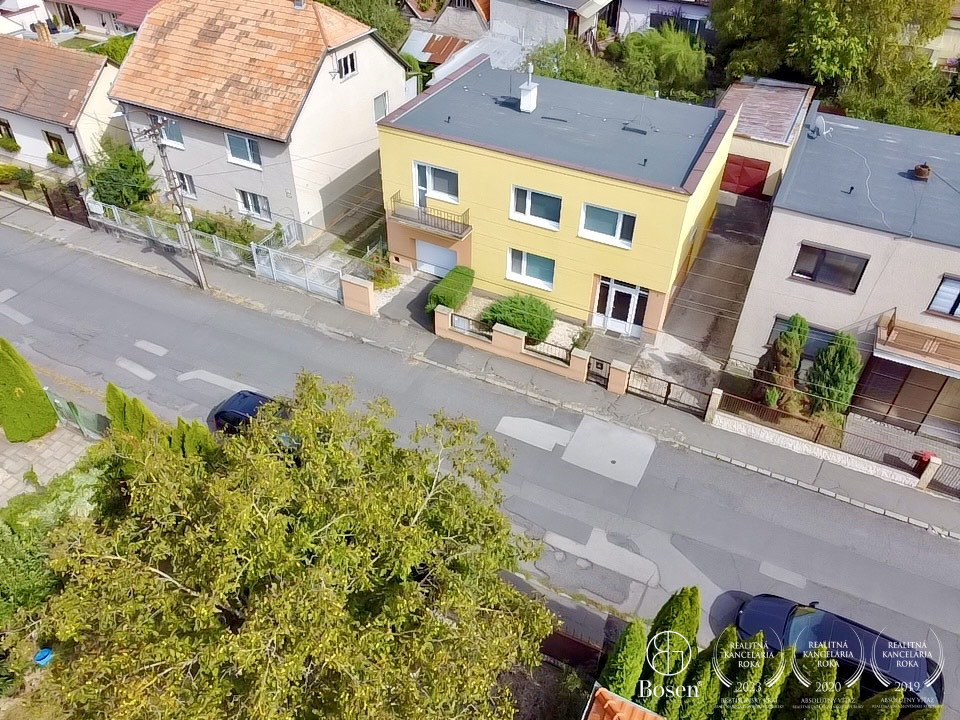 BOSEN | Zrekonštruovaný rodinný dom s dvomi garážami, 402m2.