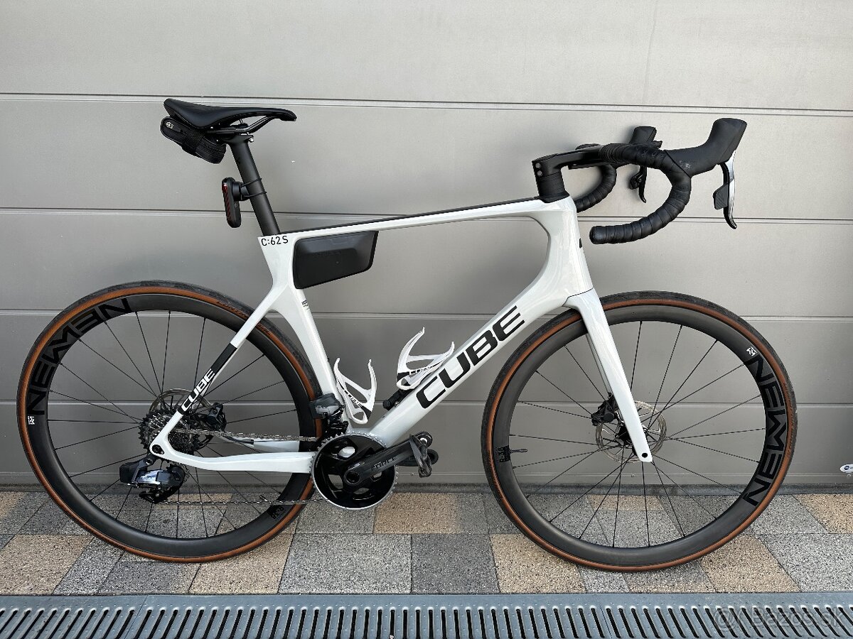 Predám cesťák Cube AGREE C:62 SL + Garmin veci