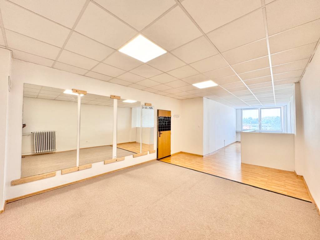 Na prenájom kancelária 42 m2 s umývadlom - na Vysokoškoláko