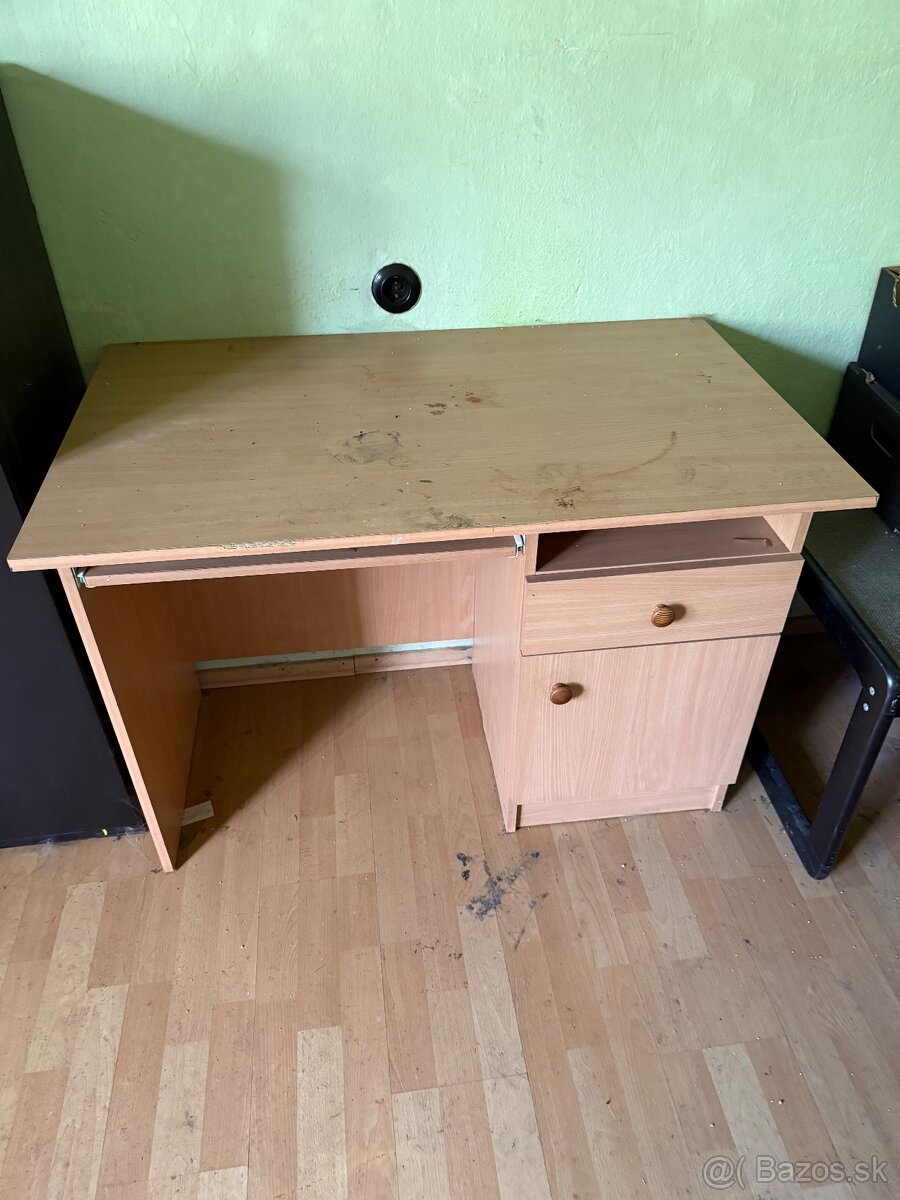 Predam písací stôl