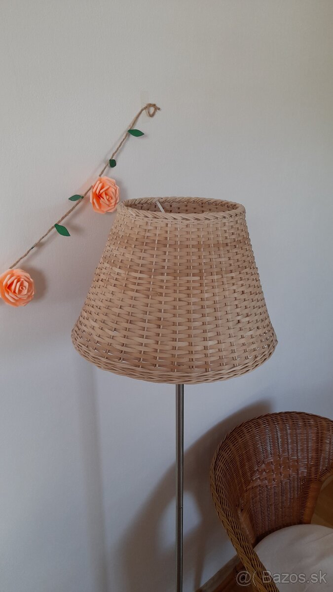stojaca lampa