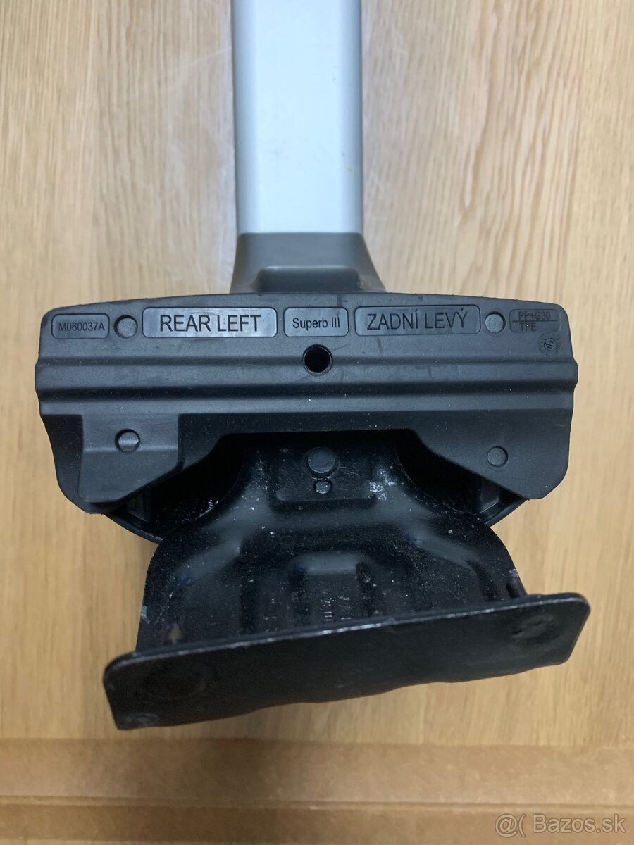 Predám priečny strešný nosič ŠKODA Superb III M060037A