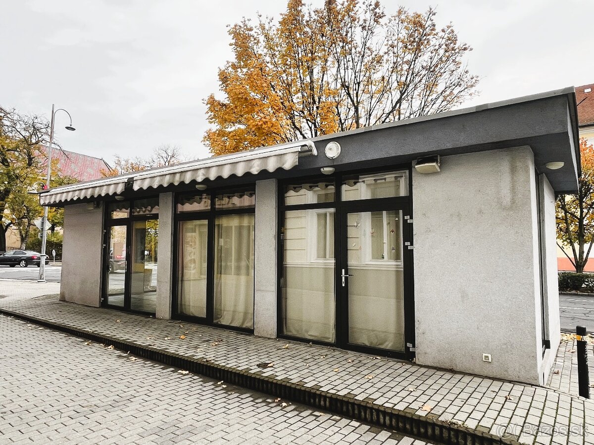 Na prenájom presklený priestor v centre Lučenca
