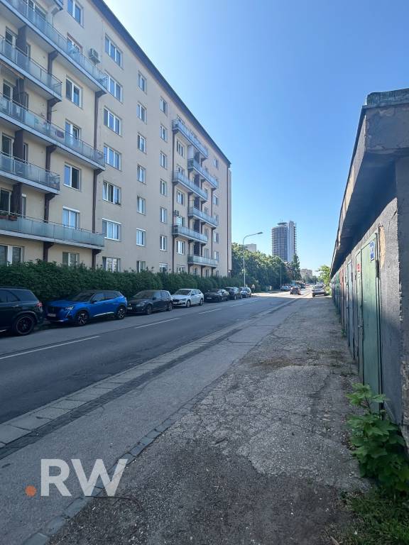 REWIN I Garáž s montážnou jamou a elektrinou na Kukučínovej 